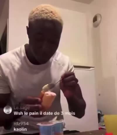 snapchat - Un homme mange du pain rassis avec du yaourt