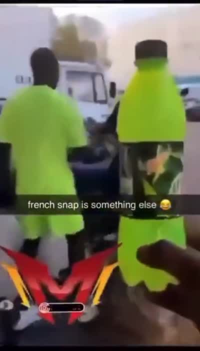 snapchat - Un homme compare son ami en vert fluo à une bouteille de Mountain Dew