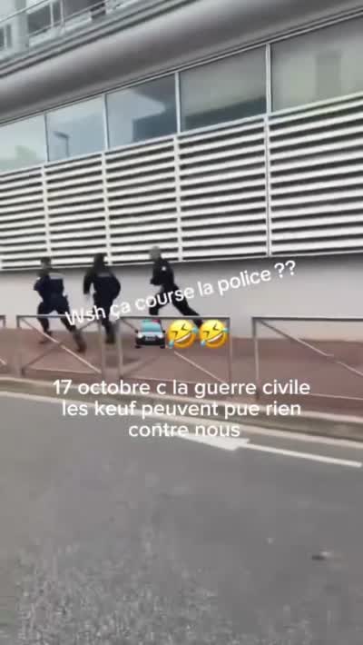 snapchat - 17 octobre 2026, Des jeunes poursuivent des policiers qui courent dans la rue