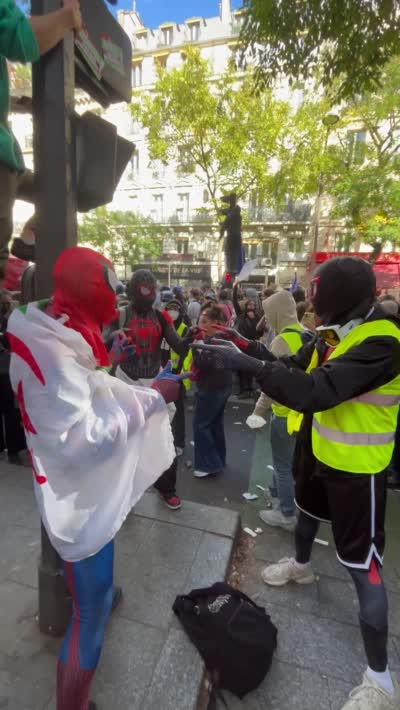 Trois Spider-Man se pointent du doigt en manifestation 17 octobre 2026