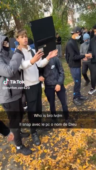 snapchat/TikTok - 17 octobre 2026, Un lycéen prend une photo avec son ordinateur portable