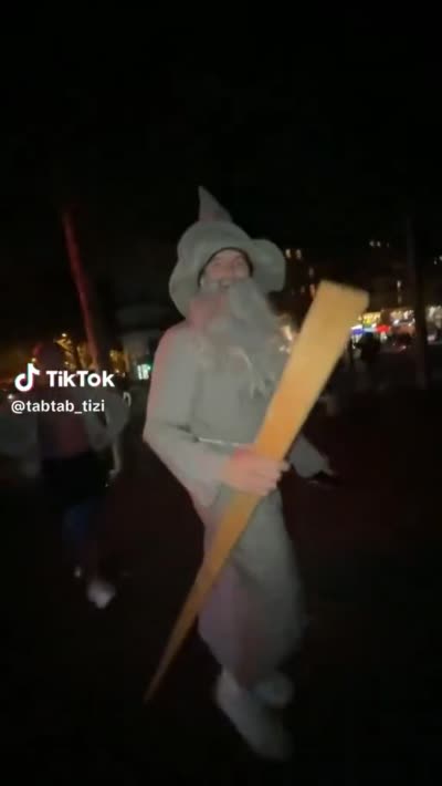 TikTok - 17 octobre 2026, Un jeune prend un cosplay de Gandalf pour le Père Fouras