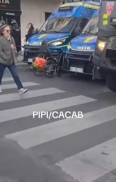 snapchat - Un homme en fauteuil roulant pisse sur des fourgons de CRS