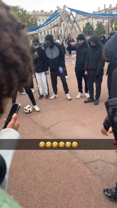 snapchat - 17 octobre 2026, Un jeune met un petit pont en pleine rue et tout le monde court