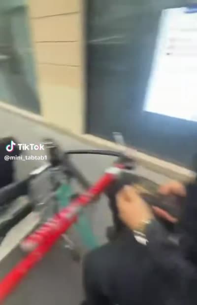 TikTok - Batman dans un caddie guidé par un vélo croise Superman
