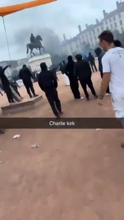 snapchat - Sosie de Charlie Kirk avec une pancarte en pleine manifestation du 17 octobre 2026