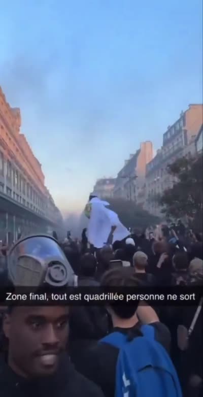 snapchat - Un homme déguisé en Piccolo crie au milieu d'une manifestation