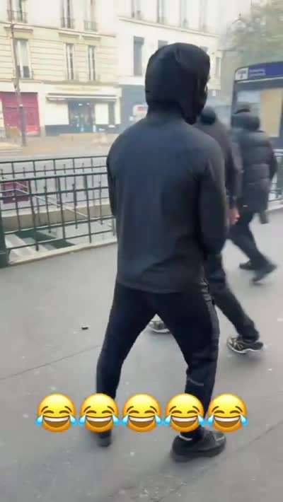 snapchat - Attends il a jeté des choux ma gueule ! Il jette des choux ! Le poto il est végane ! Il manifeste ! La véganerie n'est jamais finie !