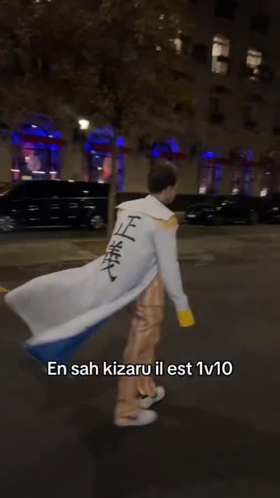 snapchat - Un homme déguisé en Kizaru avance vers la foule