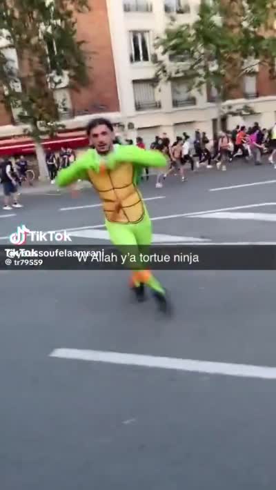 snapchat/TikTok - Un homme déguisé en tortue ninja court dans la rue