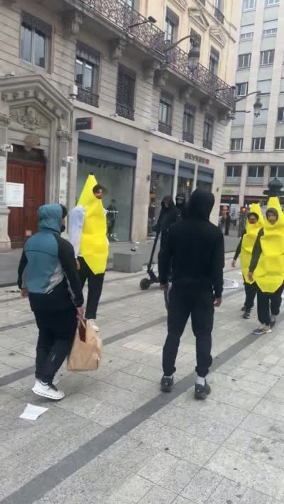 Des jeunes déguisés en bananes font une danse fortnite (Orange Justice) dans la rue