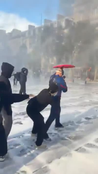 snapchat - Un homme déguisé en Captain America protège des manifestants