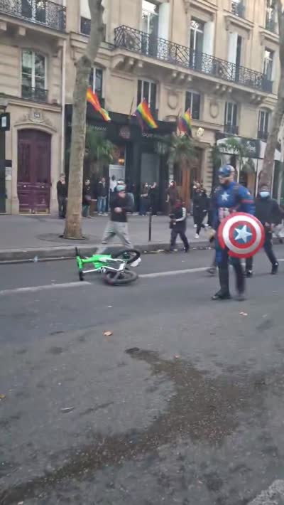 snapchat - Captain America marche dans une manifestation