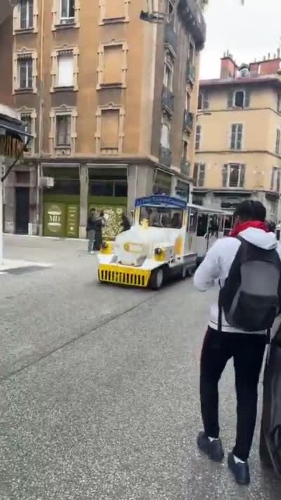 snapchat - Un petit train touristique traverse une manifestation sous les gaz lacrymogenes