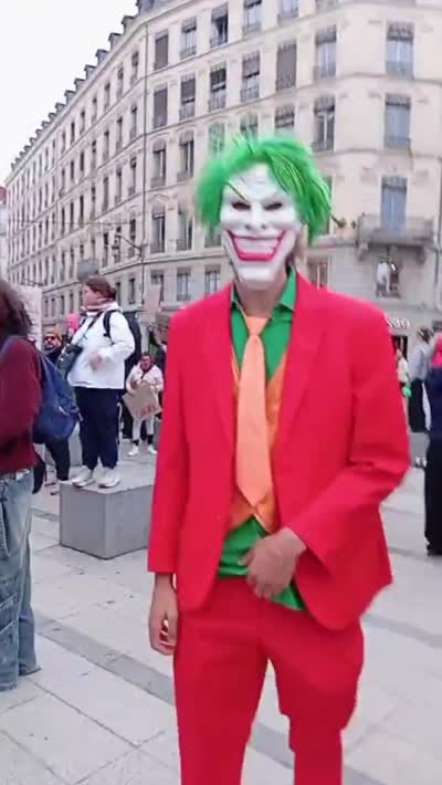 snapchat - 17 octobre 2026,Un passant croise le Joker et des Tortues Ninja dans la rue, manifestation