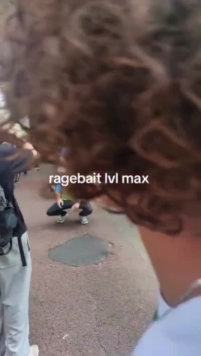 snapchat - ragebait lvl max, Une mascotte danse devant un policier en moto