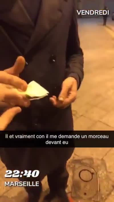 snapchat - Tu veux un 10 balles ? Merci. Mais tu vois pas y a la police là ? Mais tu vois pas y a la police ? Mais t'es con !