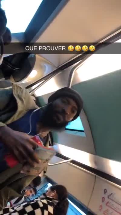 Un homme tente de faire le prouveur avec une grosse liasse de billets dans le métro