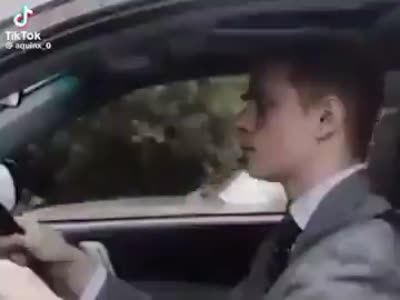 Un jeune homme se masturbe/branle au volant tout en regardant un conducteur