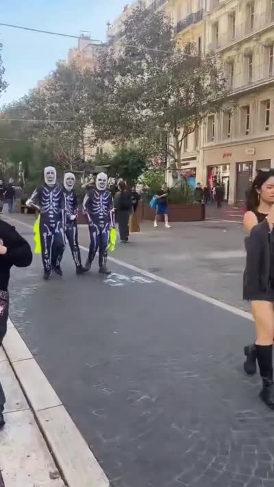 snapchat - Des jeunes déguisés en Skull Trooper Fortnite (squelette) marchent en manifestatation
