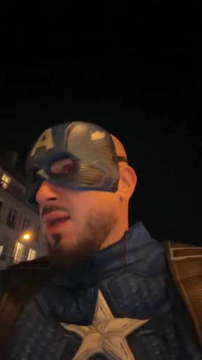 snapchat - Un homme deguise en Captain America sauve le Pere Noel