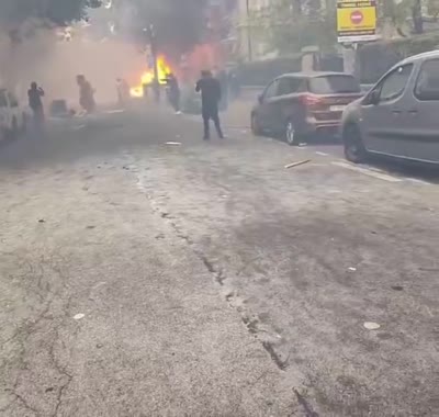 snapchat - Un homme déguisé en dinosaure sort de la fumée (gaz lacrymogène) en courant