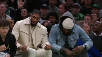 Anthony Davis et LeBron James se lèvent choqués sur le banc et célèbre